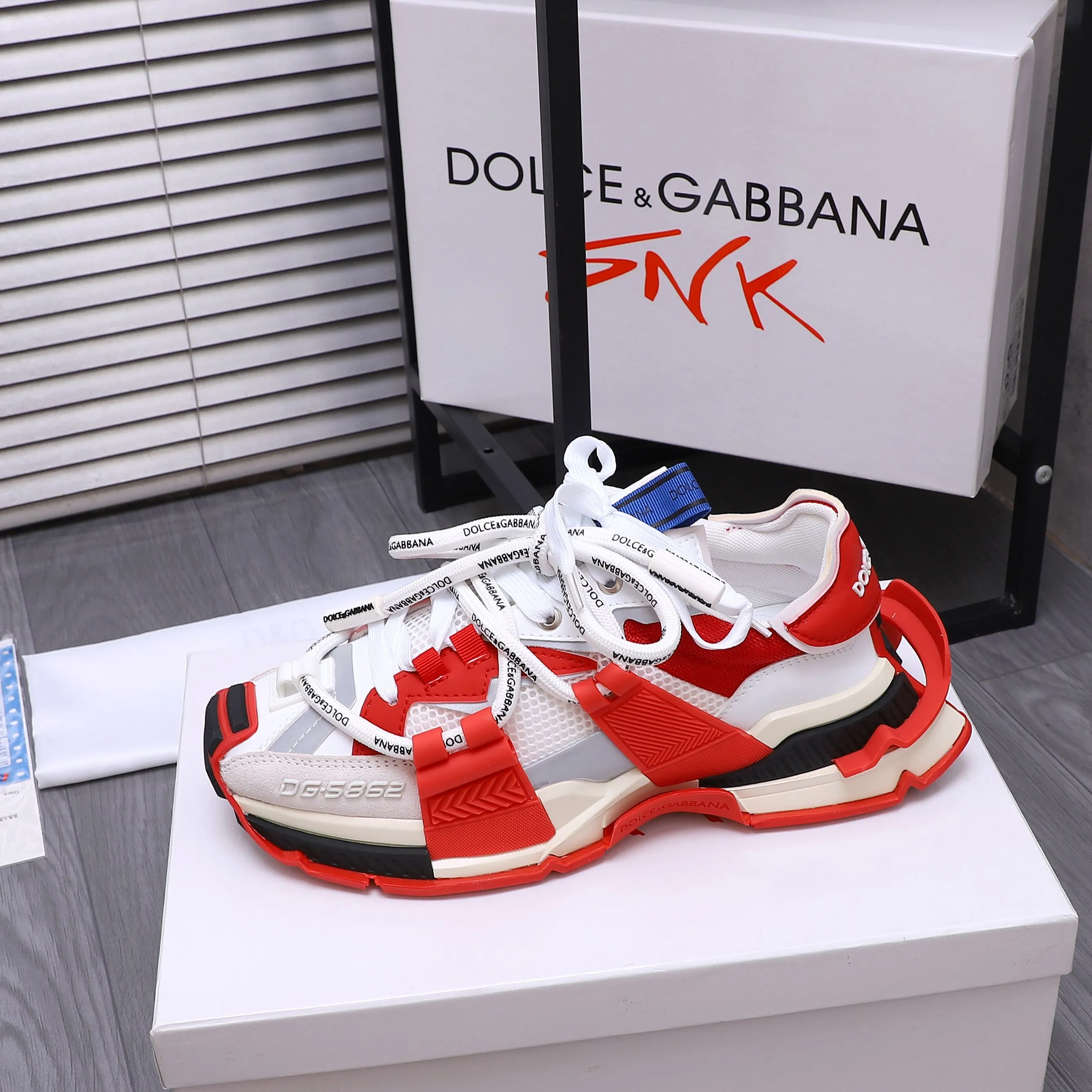 Men's shoes 💰660 Product trademark: DG (Dolce & Gabbana) casual shoes for couples. Regular size: 35-46 (45.46 is custom-made and non-returnable) Product materials: Selected cowhide stitching mesh upper, mesh lining, cowhide insole, original outsole